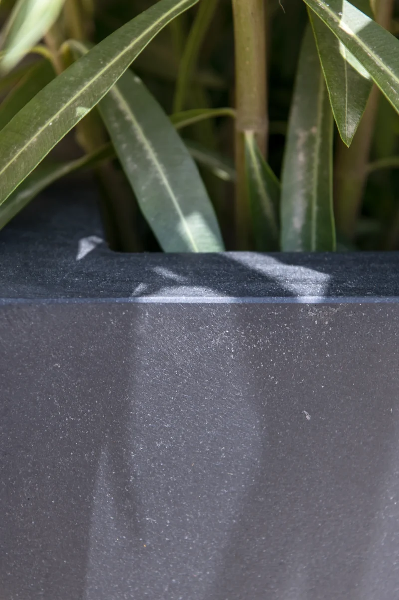 Eckiger Pflanzkübel Block Schwarz aus Fiberstone