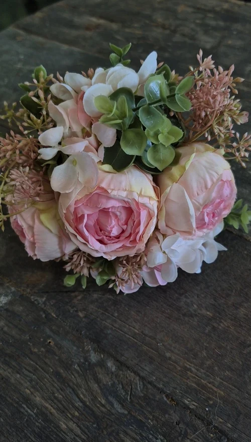 Pioenrozen boeketje roze met eucalyptus 28 cm