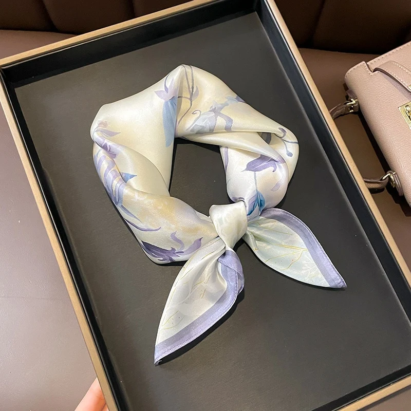Carré aus 100% Seide Blume Künstlerische Frau | La Parisienne