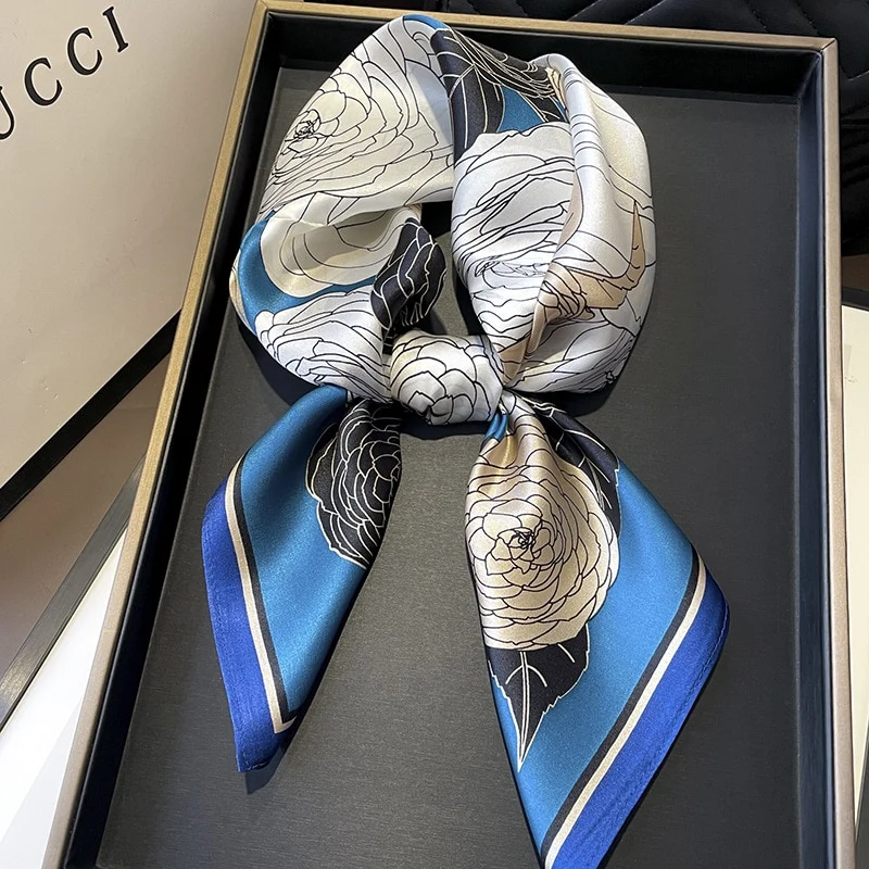 Quadrat aus 100% Seide Dekoration Blume Blau Frau | La Parisienne
