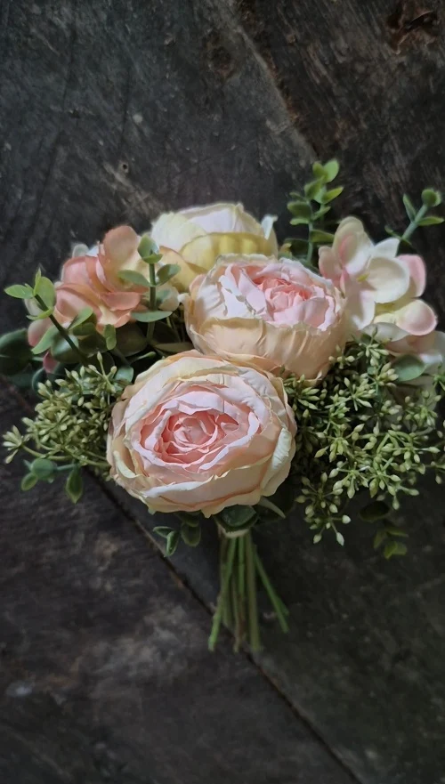 Pioenrozen boeketje zalm met eucalyptus 28 cm
