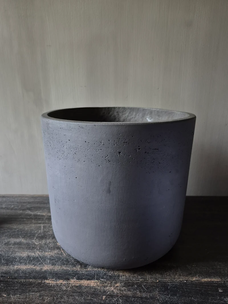 Donkergrijze aardewerk pot