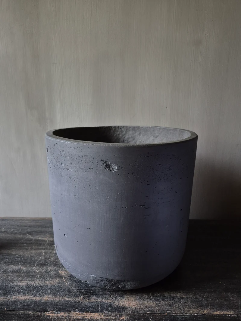 Donkergrijze aardewerk pot