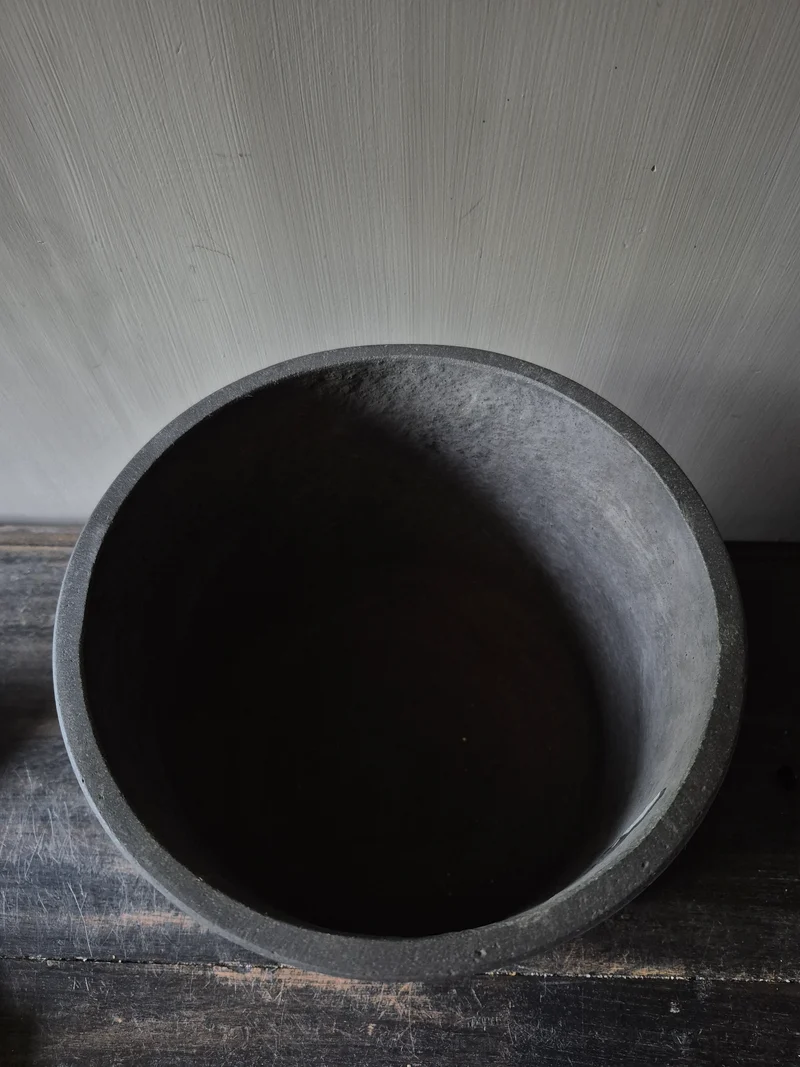 Donkergrijze aardewerk pot