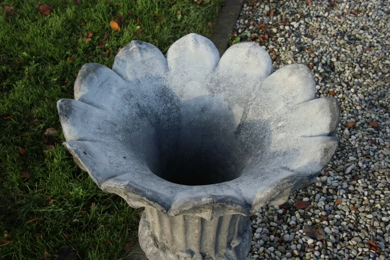 Betonnen vaas tulp - B60xH70 cm