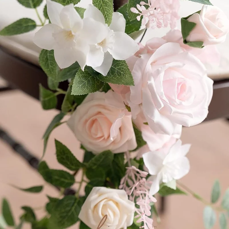 Künstliche Stuhldekoration für Hochzeiten, 60 cm langer Blumenstrauß mit 2x transparenten Organza-Bändern (20x250 cm), Outdoor-tauglich