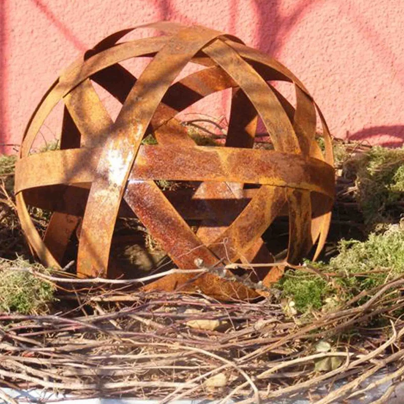 Gartendeko Kugeln aus Blechstreifen - Dekorative Rostkugeln