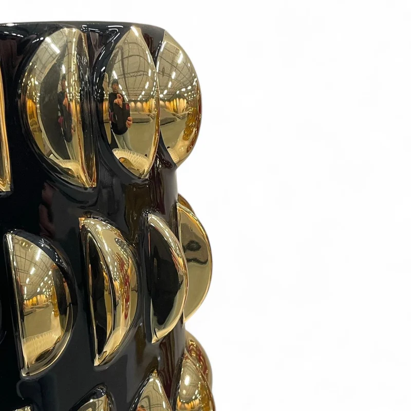 Vase mit Fischschuppen-Relief in Schwarz-Gold, groß