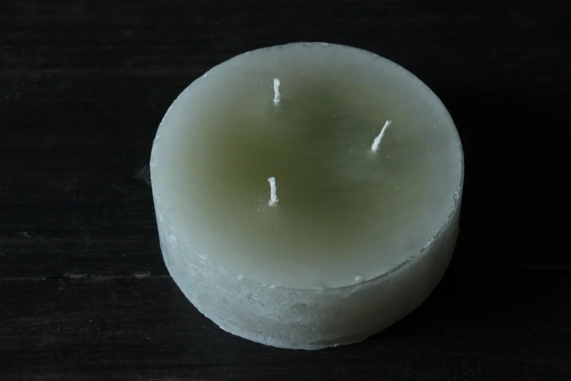 Grote drijfkaars lichtgroen-grijs diameter 15 cm