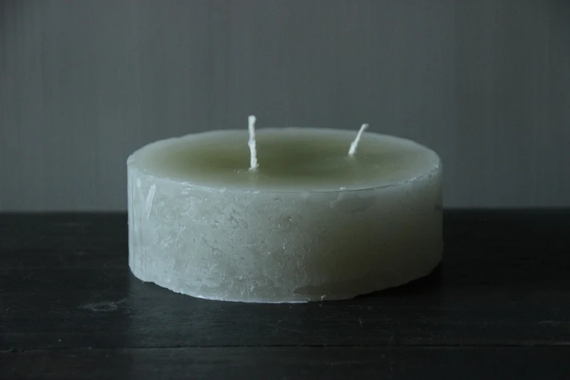 Grote drijfkaars lichtgroen-grijs diameter 15 cm