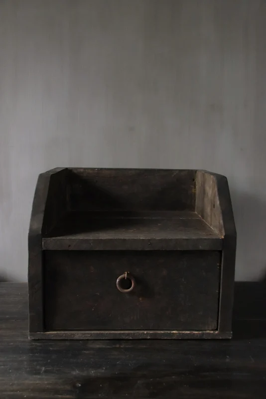 Old Farm box met lade Aura Peeperkorn