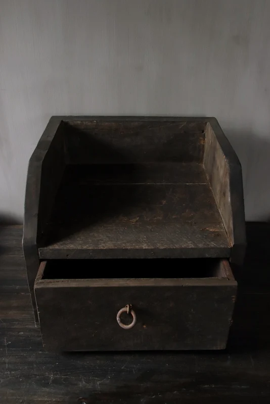 Old Farm box met lade Aura Peeperkorn