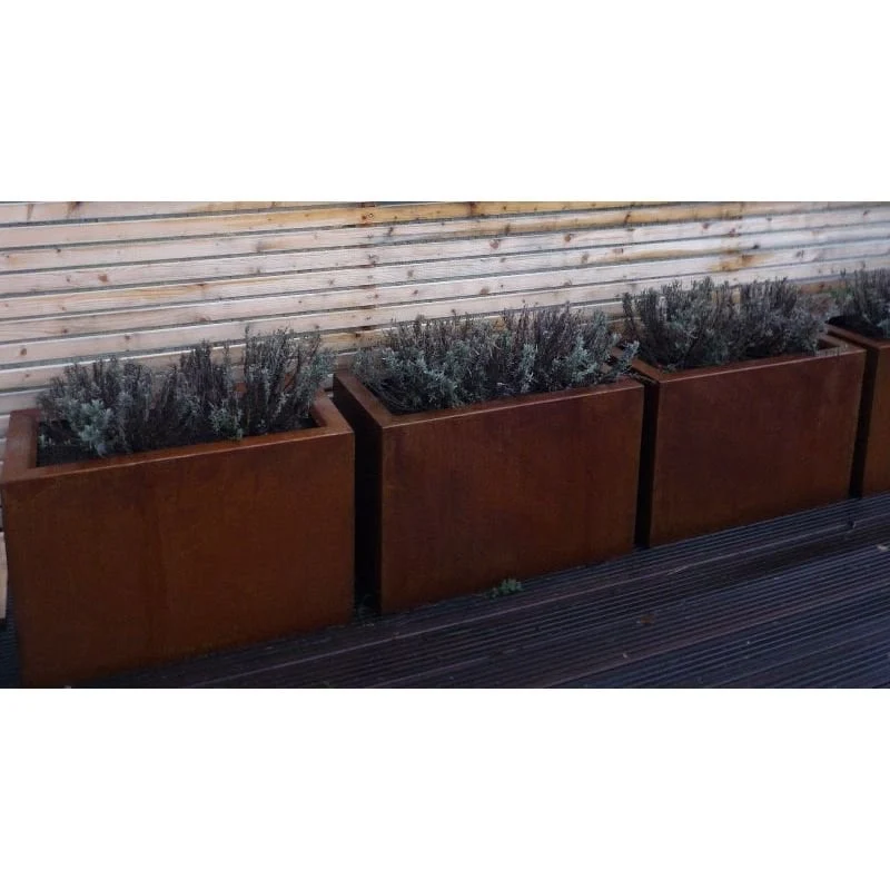 Länglicher Pflanztrog in Edelrost-Optik für Terrasse und Garten