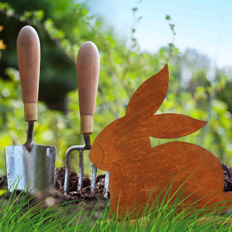 Sitzender Osterhase in Edelrost-Optik