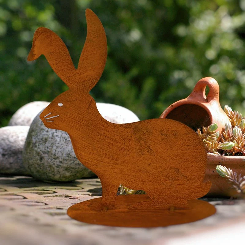 Osterhase im Shabby-Chic-Design auf Bodenplatte – Edelrost Gartendeko