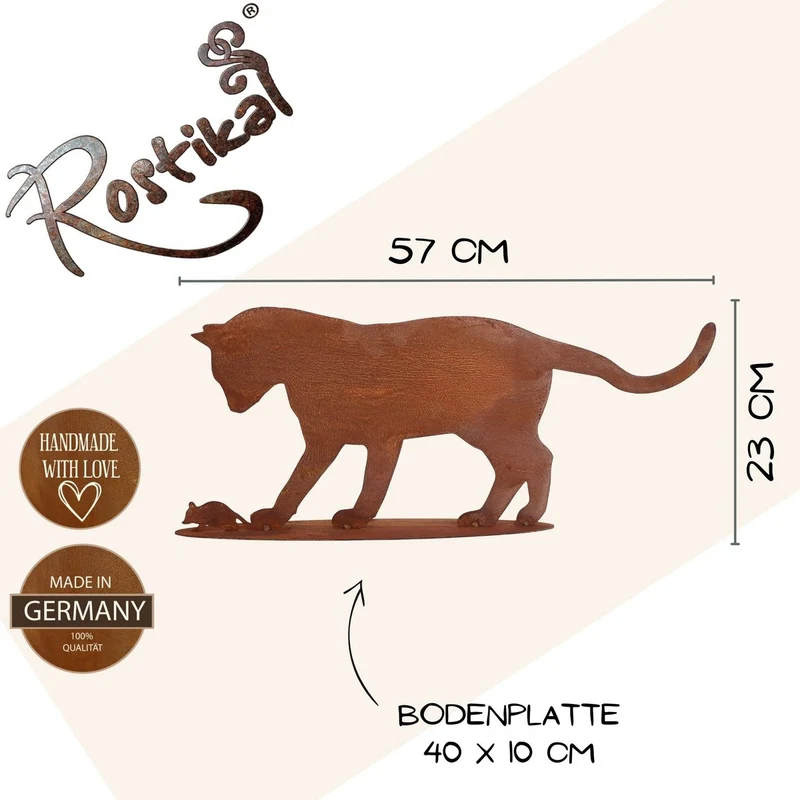 Edelrost-Katze mit Maus auf Bodenplatte