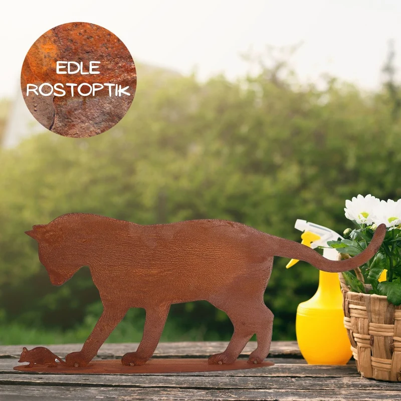 Edelrost-Katze mit Maus auf Bodenplatte