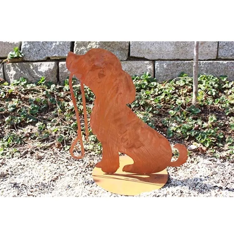 Edelrost-Hund Emi mit Leine