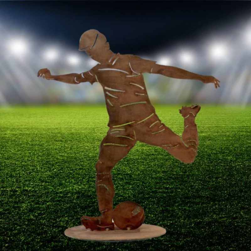 Fußballer-Figur aus Metall im Edelrost-Look