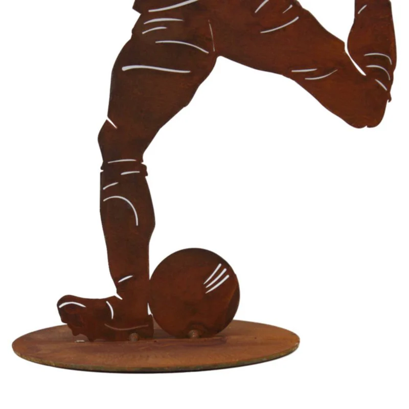 Fußballer-Figur aus Metall im Edelrost-Look