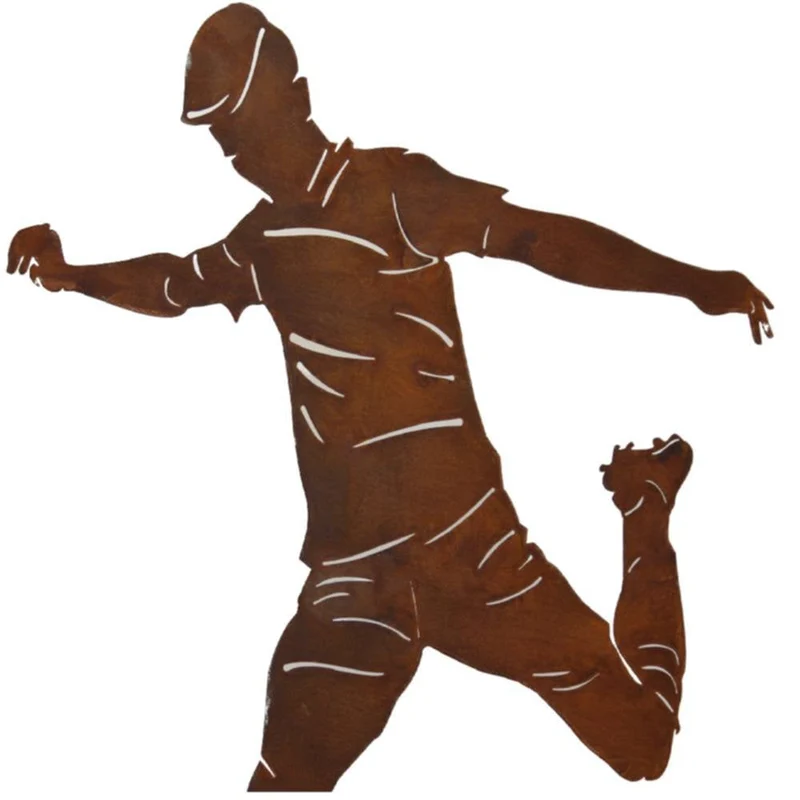 Fußballer-Figur aus Metall im Edelrost-Look
