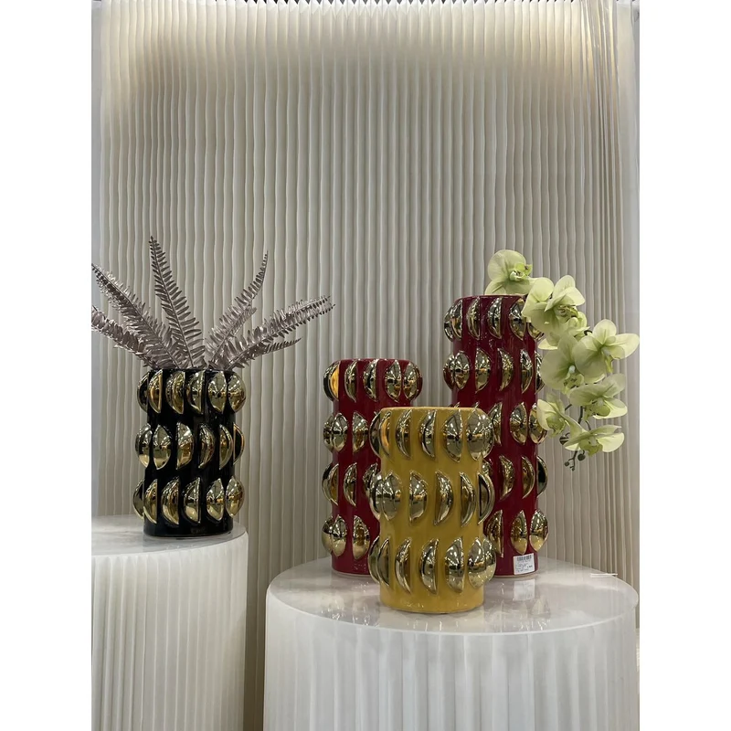 Zylindervase in Rot mit Goldakzenten