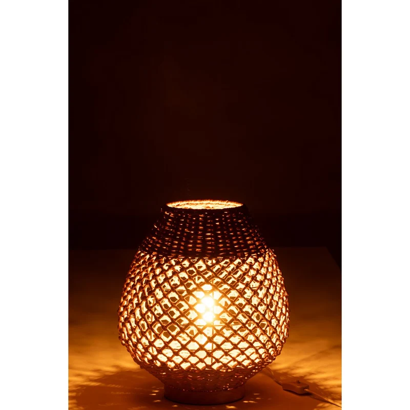 Lampe mit gedrehtem Metallfuß in dunkler Naturoptik