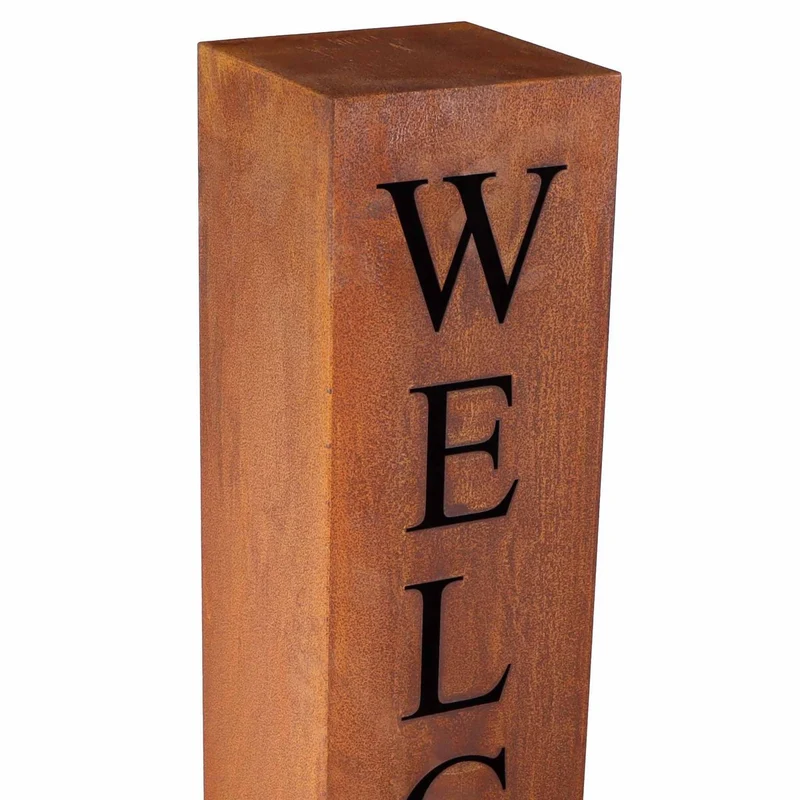 Willkommensgruß in Edelrost: Deko-Säule mit Schriftzug
