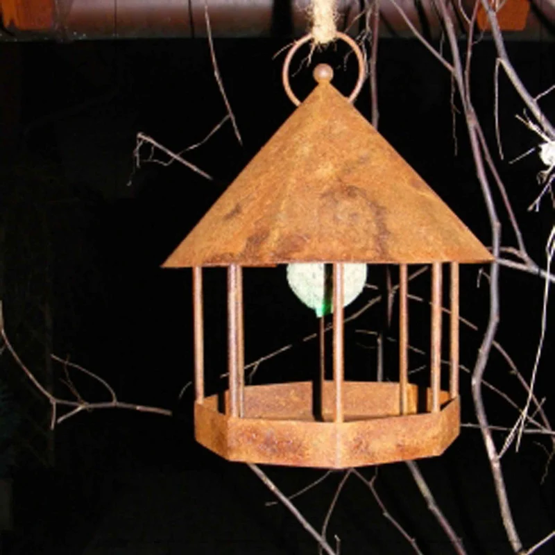 Vogelhaus aus Edelrost als Futterstation und Wetterschutz