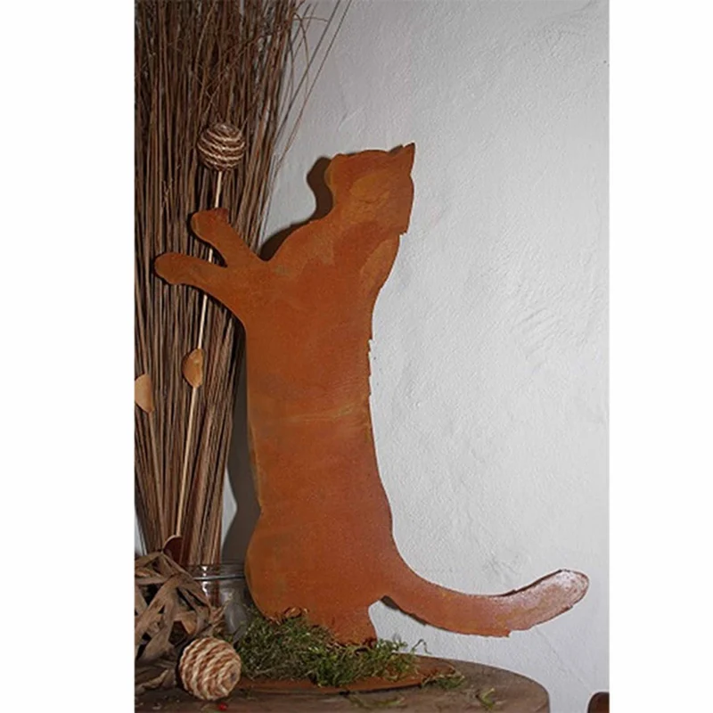 Katzenfigur „Feline" aus Edelrost auf Bodenplatte