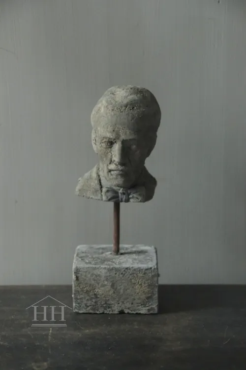 Betonnen beeld componist op sokkel 2