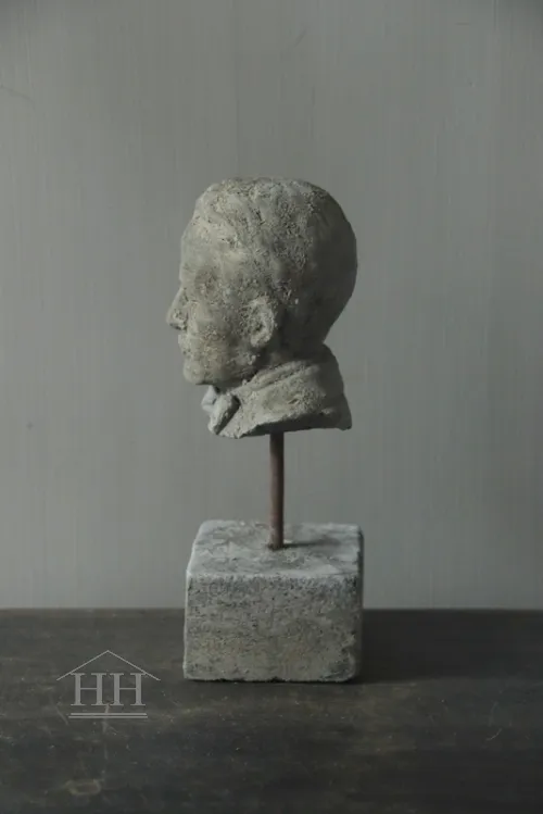 Betonnen beeld componist op sokkel 2