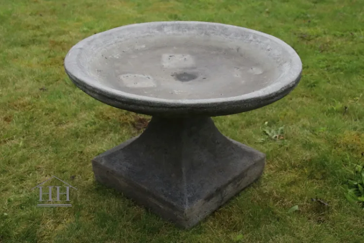 Betonnen vogelbad