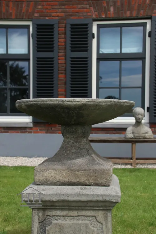 Betonnen vogelbad