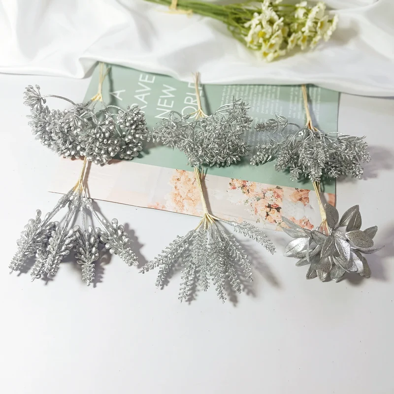 Künstlicher Kiefernzweig Gold 20cm, Deko-Pick mit Perlen, Täuschend Echter Tannenzweig für DIY Gestecke, Weihnachtsdeko & Anstecker