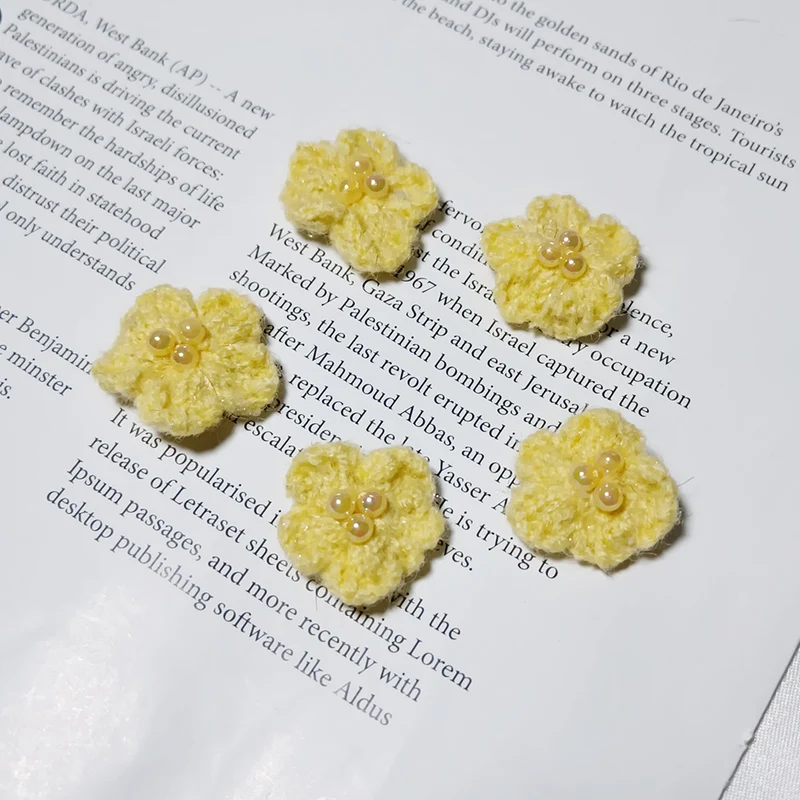 5er Set Gestrickte Gänseblümchen 3cm, Wollblumen Applikationen in warmen Farbtönen, Handarbeit Deko zum Basteln, für DIY Haarschmuck, Geschenkverpackung, Hochzeit
