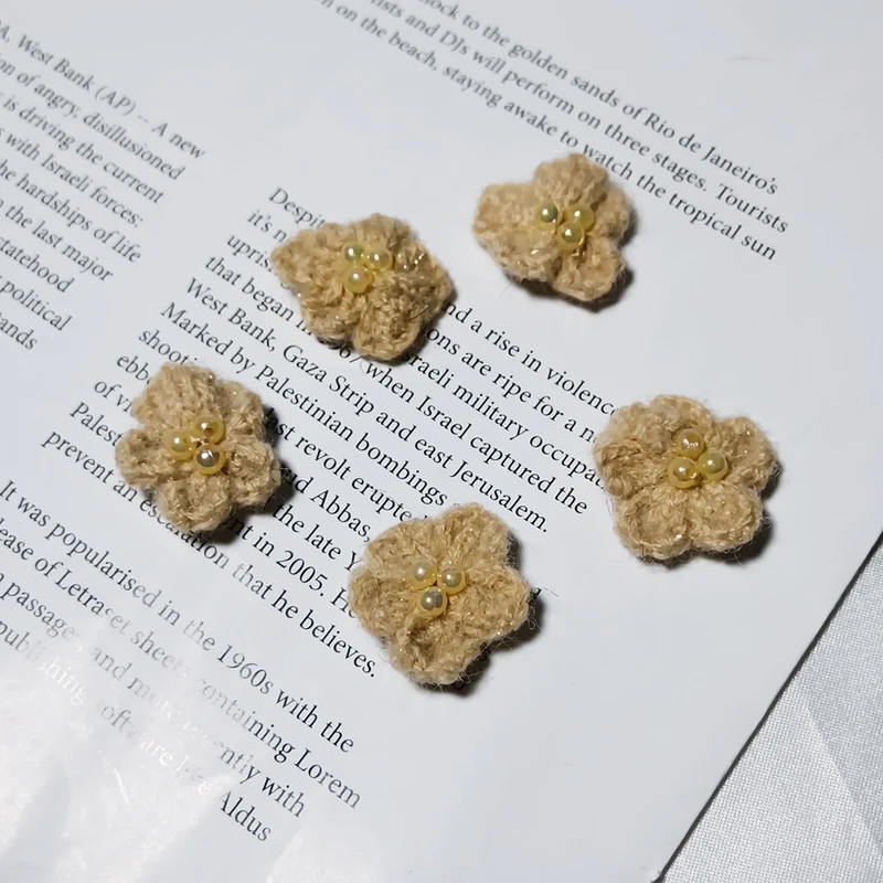 5er Set Gestrickte Gänseblümchen 3cm, Wollblumen Applikationen in warmen Farbtönen, Handarbeit Deko zum Basteln, für DIY Haarschmuck, Geschenkverpackung, Hochzeit