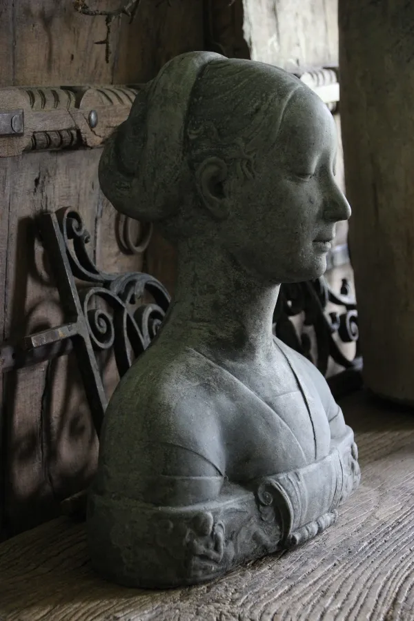 Borstbeeld Serena beton