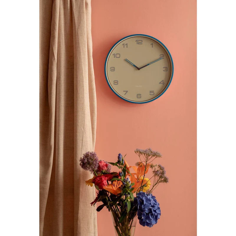 Wanduhr mit linierten Zahlen