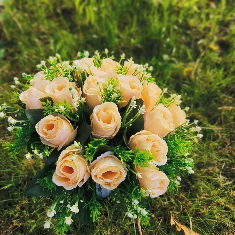 Grabschmuck Rosenstrauß mit Vase | ca. 38 cm | Wetterfeste Kunstblumen | Grabgesteck für Allerheiligen & Gedenken