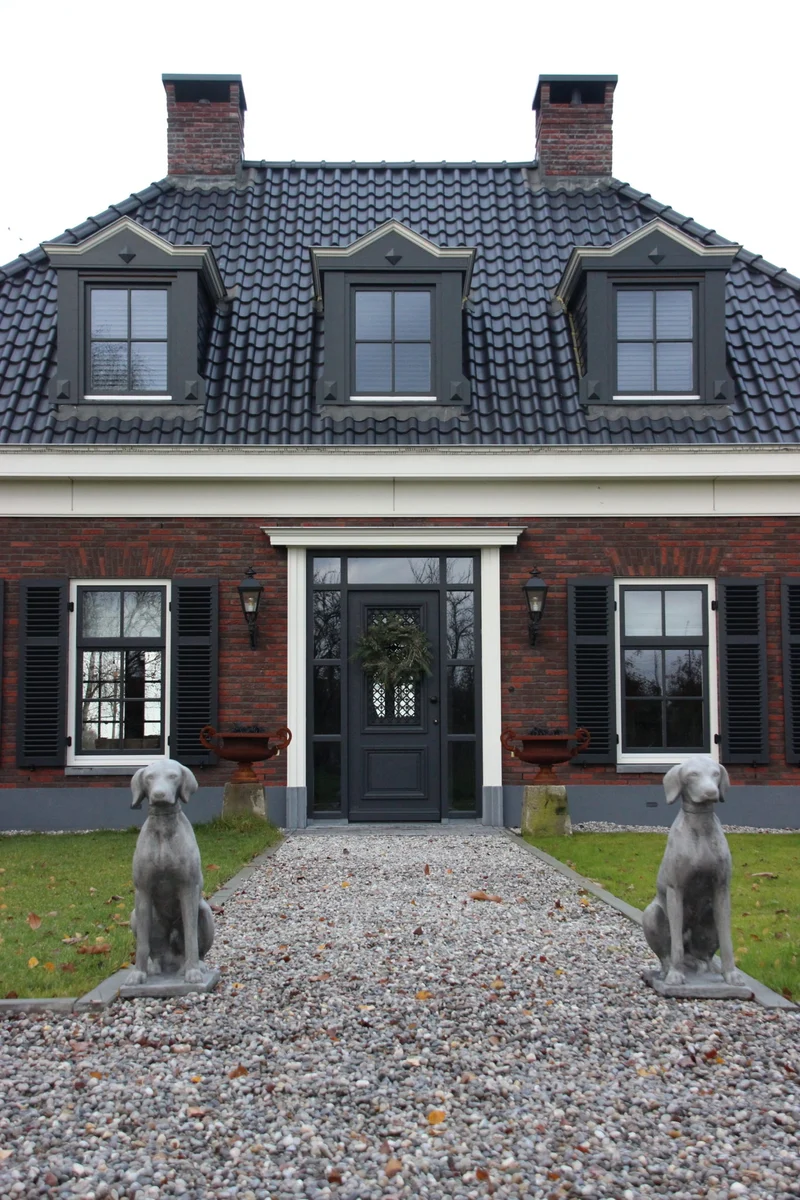 Tuinbeeld zittende hond