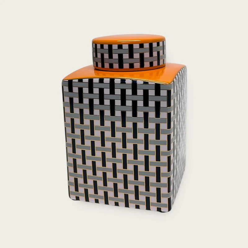 Orangefarbener Kanister mit Deckel