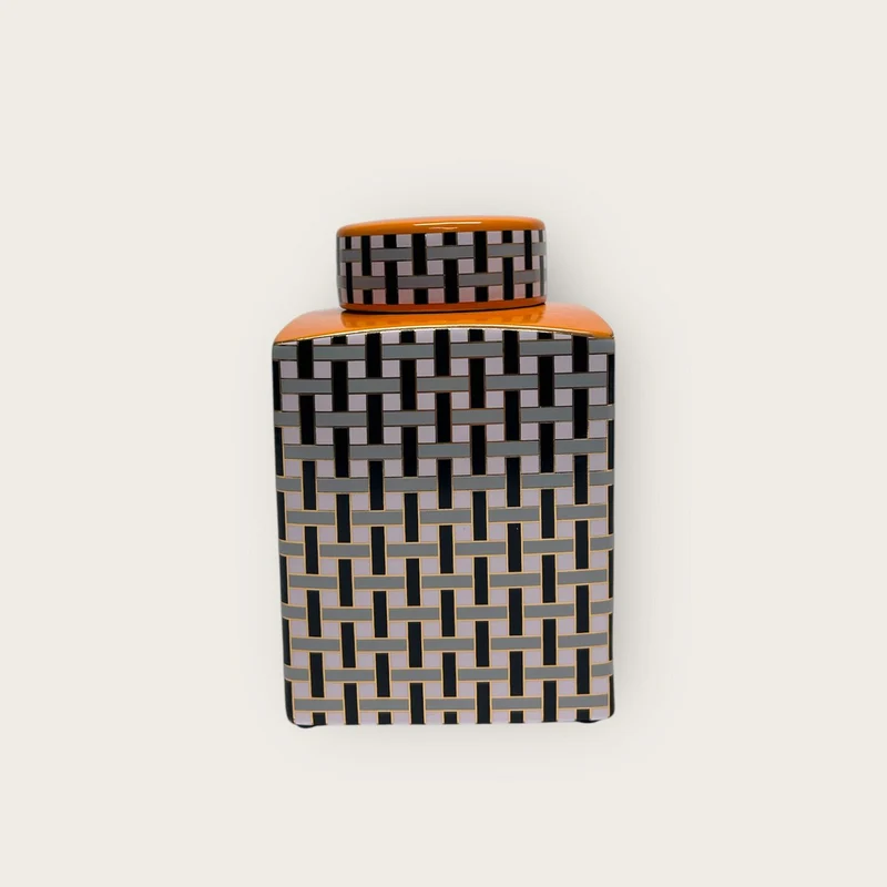 Orangefarbener Kanister mit Deckel
