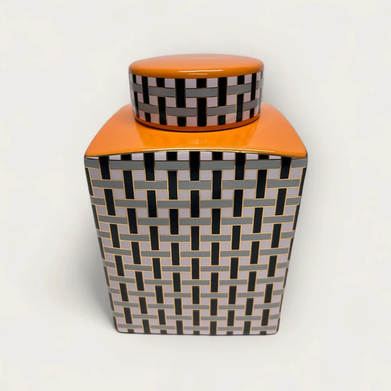 Orangefarbener Kanister mit Deckel