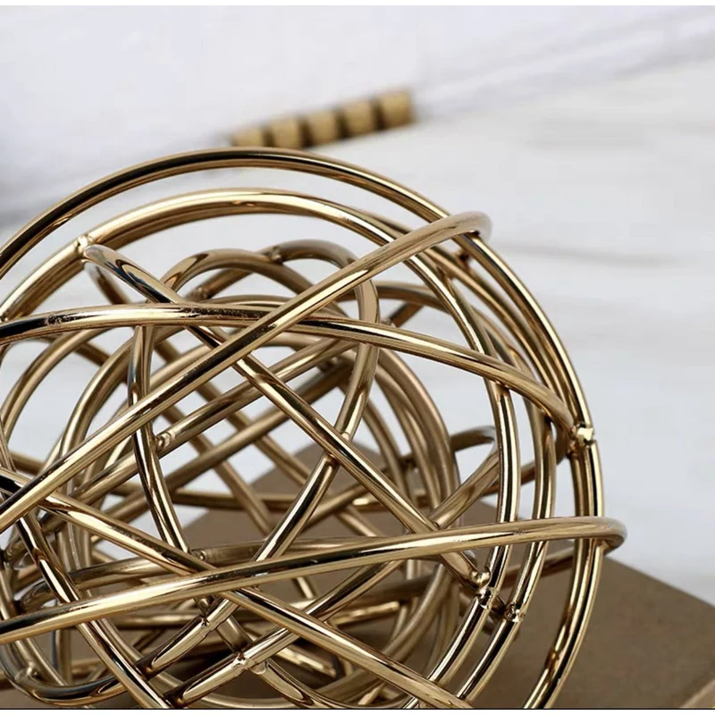 Goldene Knotenskulptur, groß