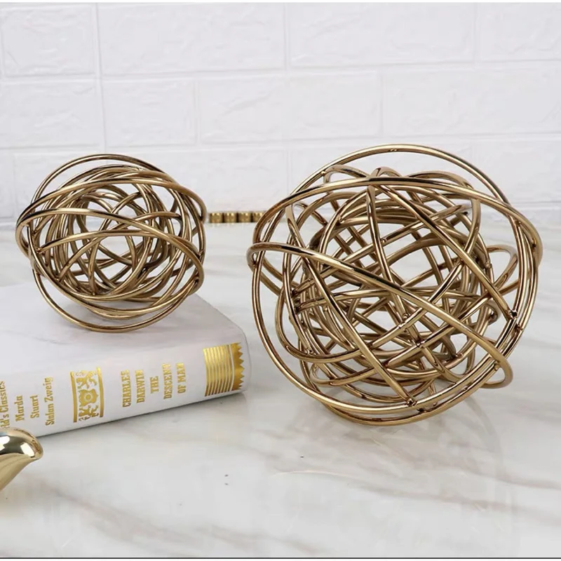Goldene Knotenskulptur, groß