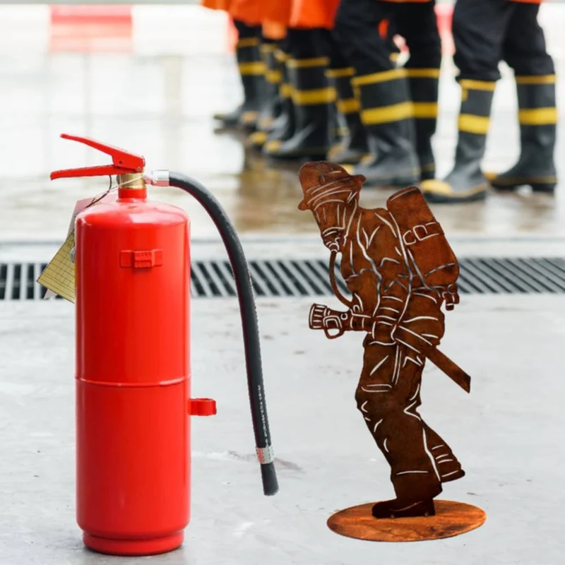 Feuerwehrmann Dekofigur auf Bodenplatte | Edelrost Metalldeko