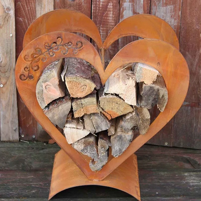 Herz-Holzregal in Edelrost für Kaminholz und Garten