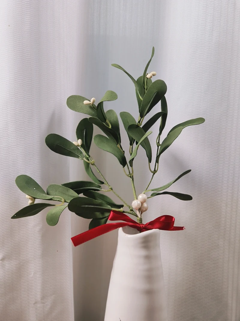 Künstliche Mistelzweige 30 cm mit rotem Band – Weihnachtsornament