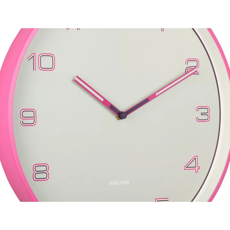 Design-Wanduhr mit linierten Ziffern